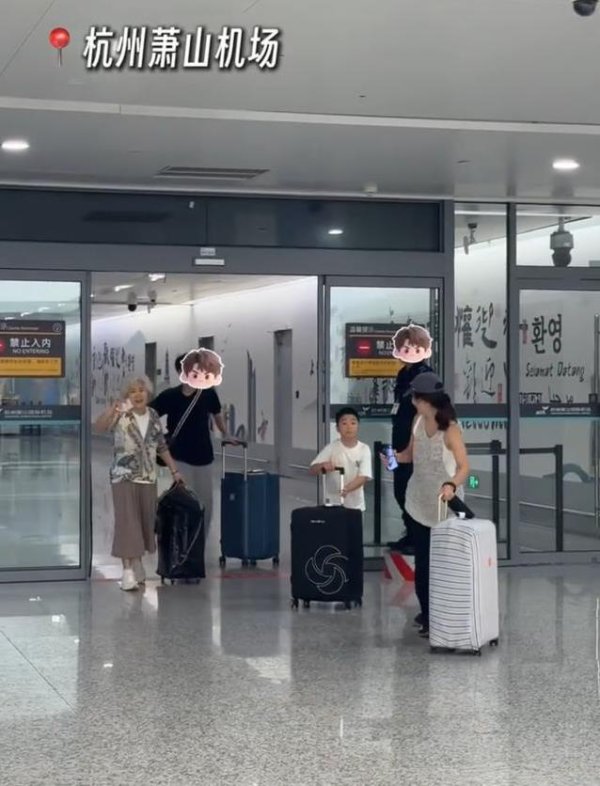 海顺优配 韩国女星蔡琳带儿游西湖，惊叹如海美景，护照首章非中国不可！