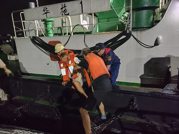 倍顺网 船员突发心脏不适，崇明海事局高效联动成功转运送医